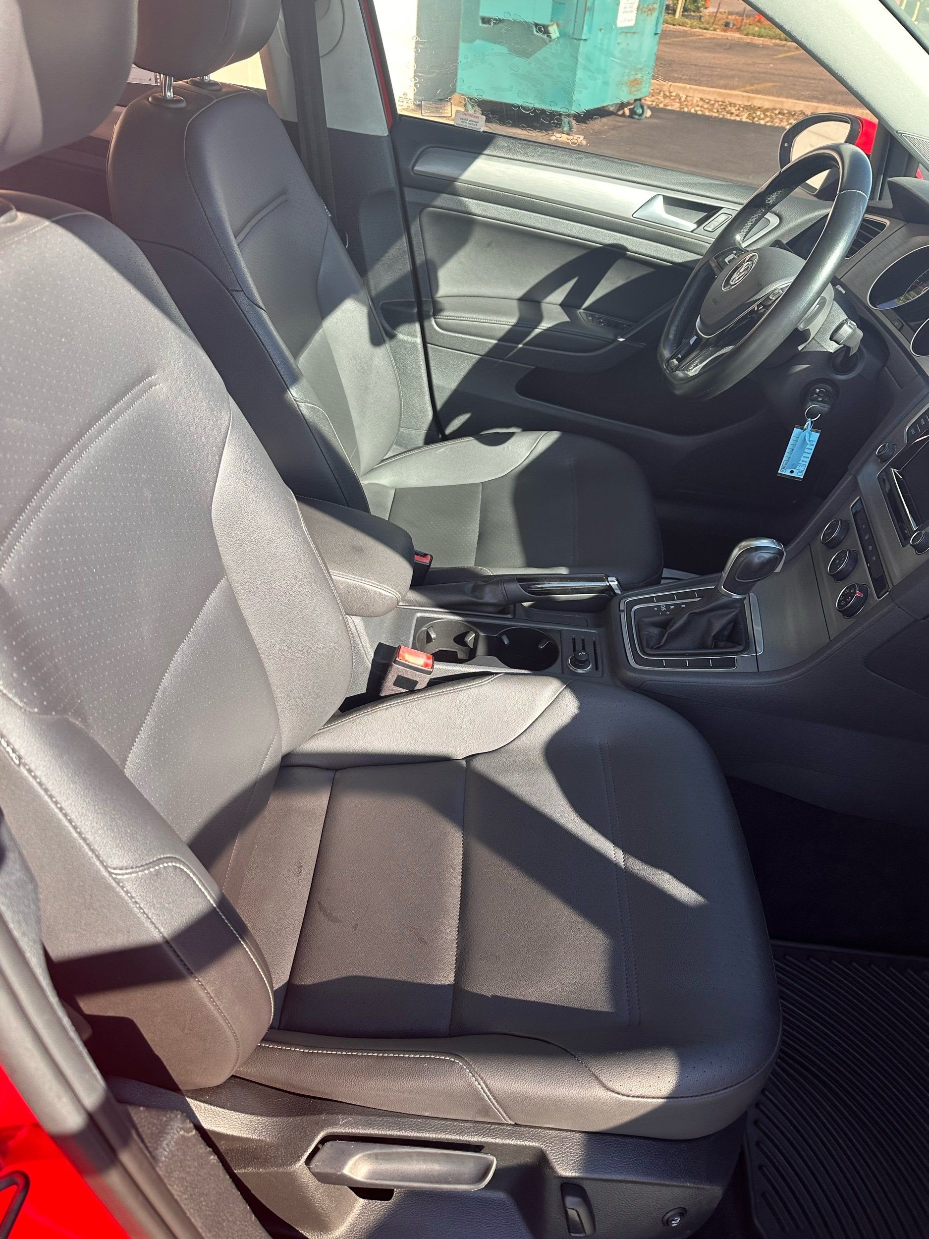 2015 Volkswagen Golf TDI S photo 9