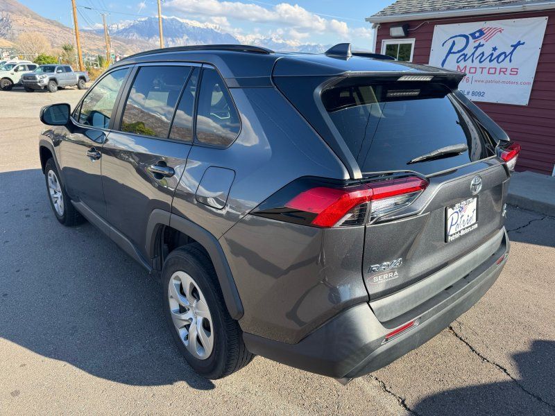 2021 Toyota RAV4 LE photo 3