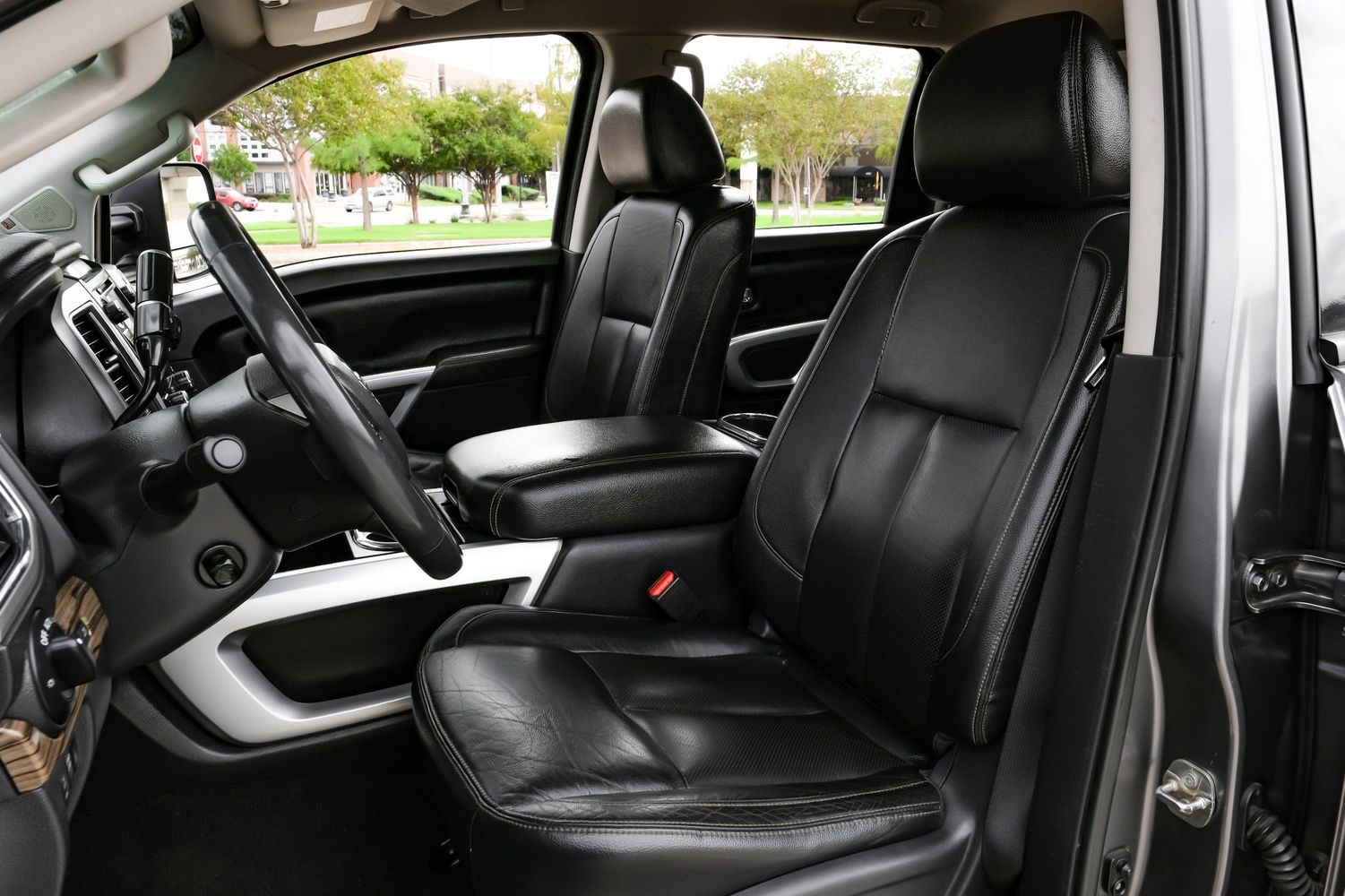 2017 Nissan Titan SL photo 29