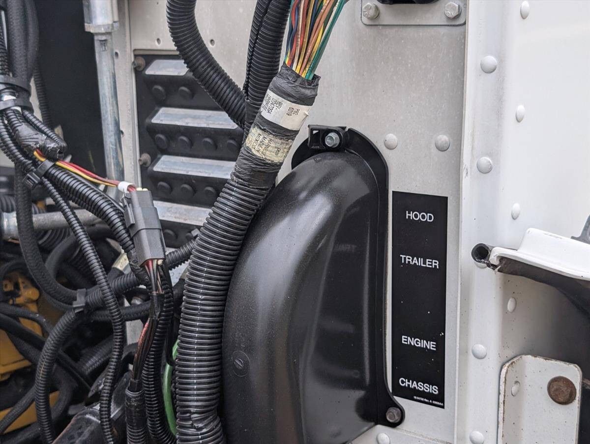 2007 Peterbilt 335 76