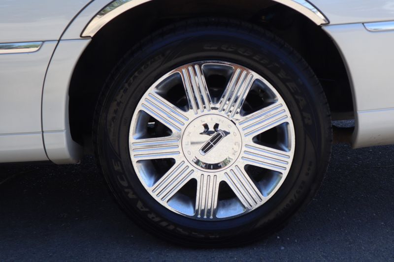 2004 Lincoln Town Car Ultimate | Victory Motors of Colorado