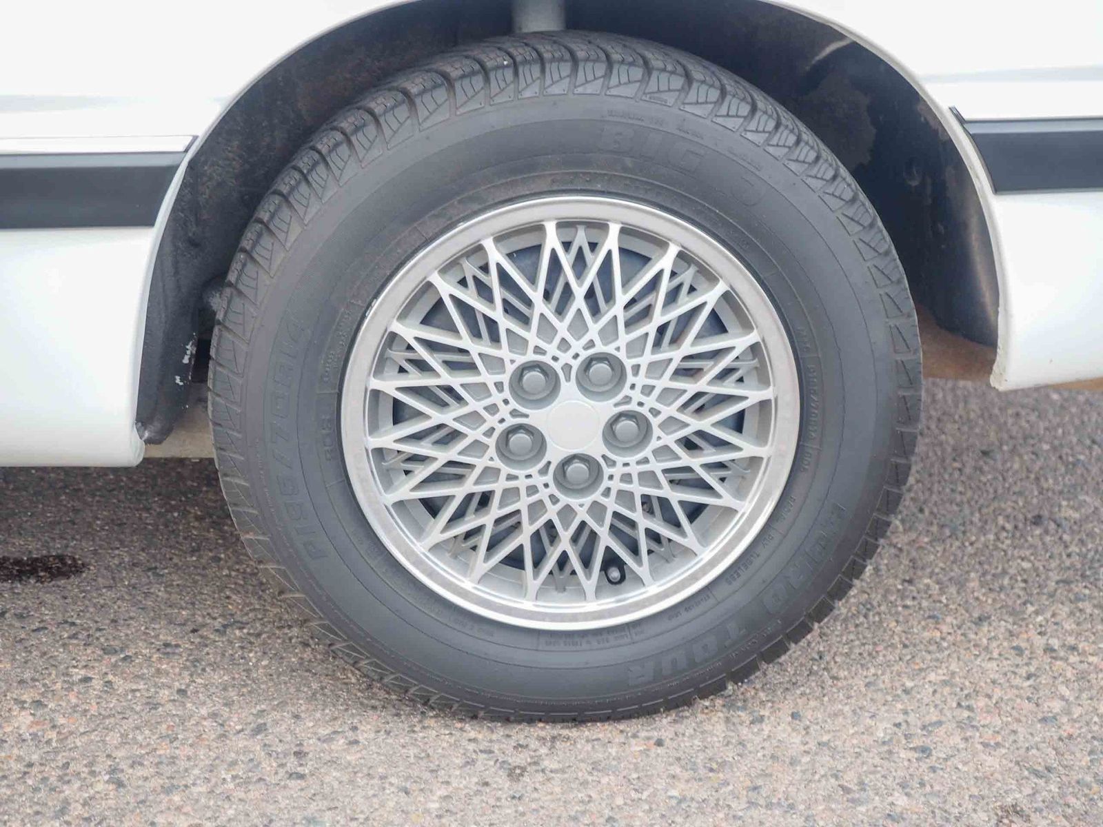 1990 Chrysler Le Baron 32