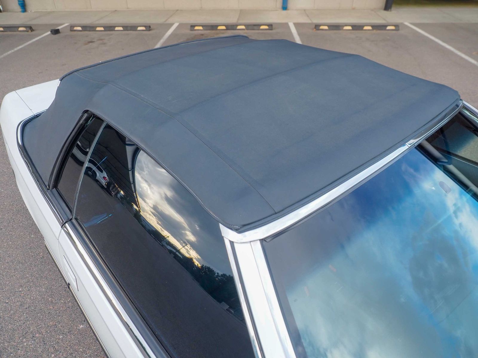 1990 Chrysler Le Baron 30