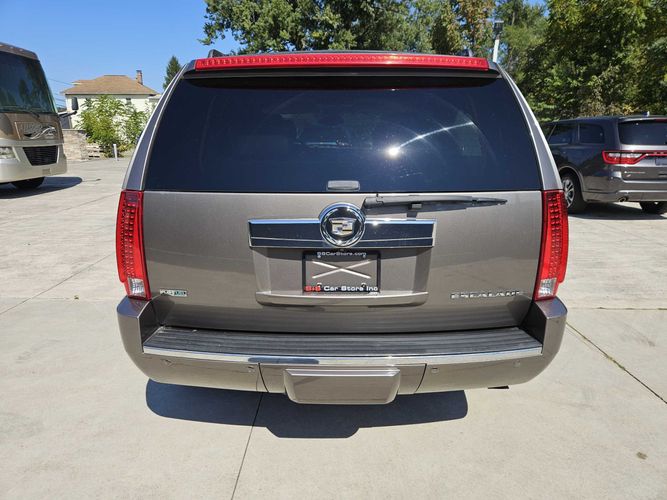 2011 Cadillac Escalade Luxury photo 5