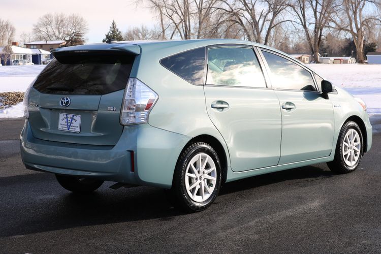 Toyota prius v 2013