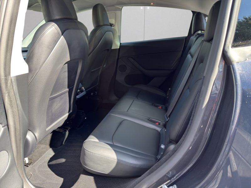 2025 Tesla Model Y Long Range photo 10