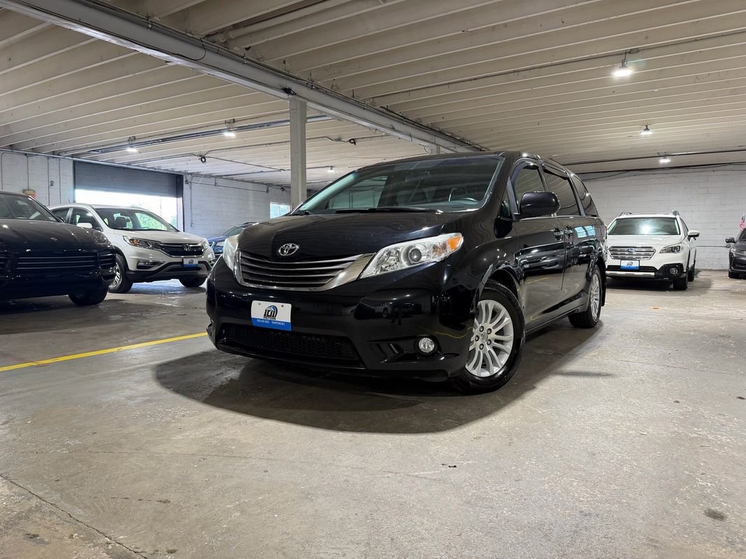 2016 Toyota Sienna XLE 8-Passenger