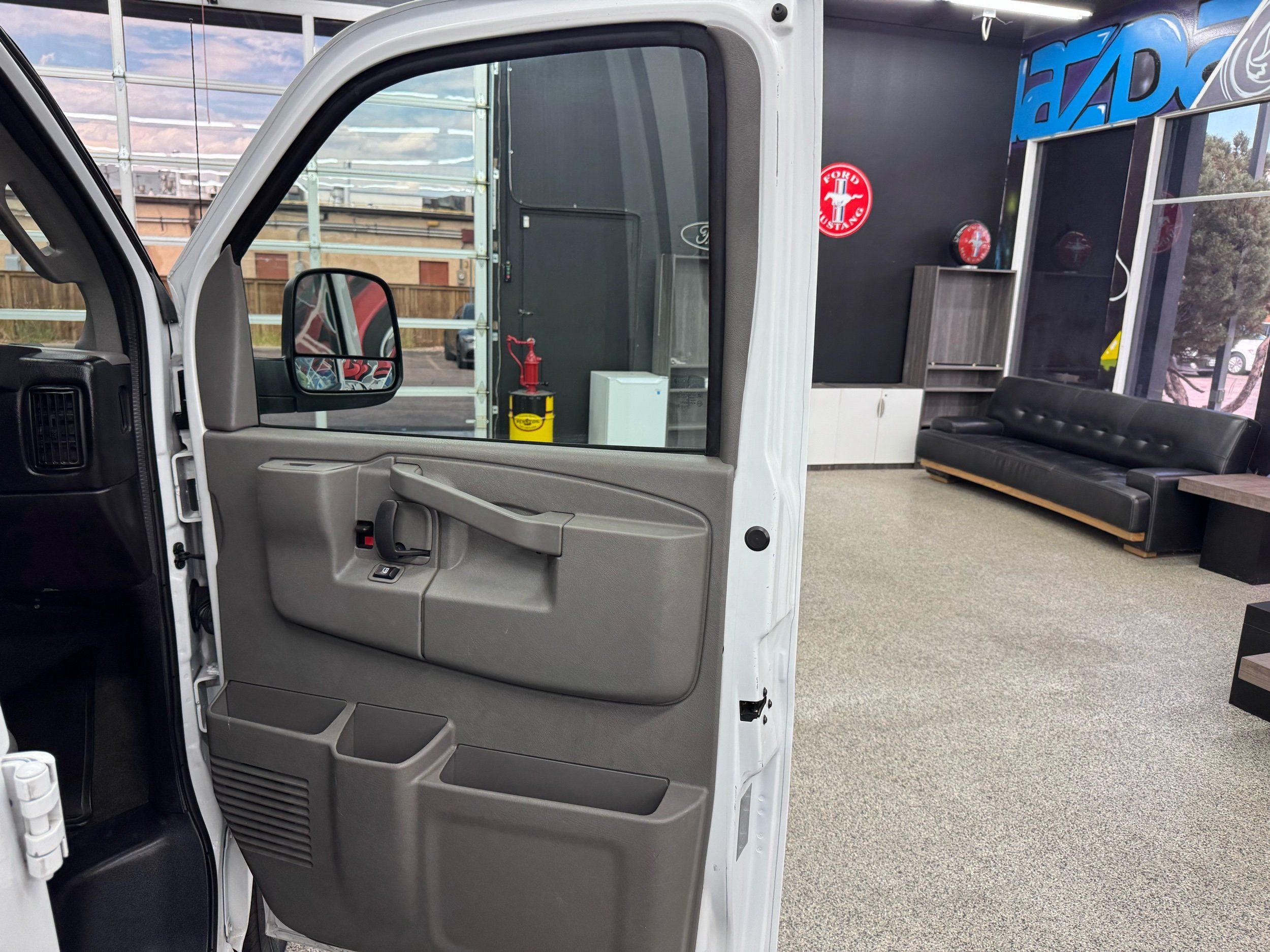 2017 Chevrolet Express Passenger LS - Photo 14