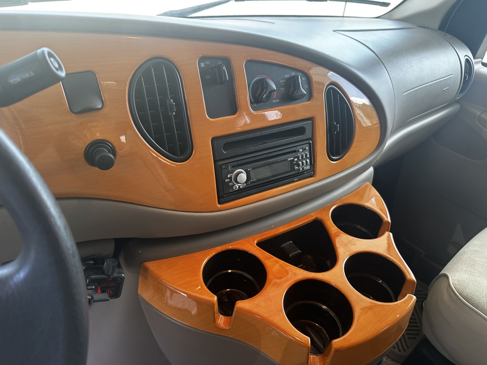 2006 Ford E-450 18