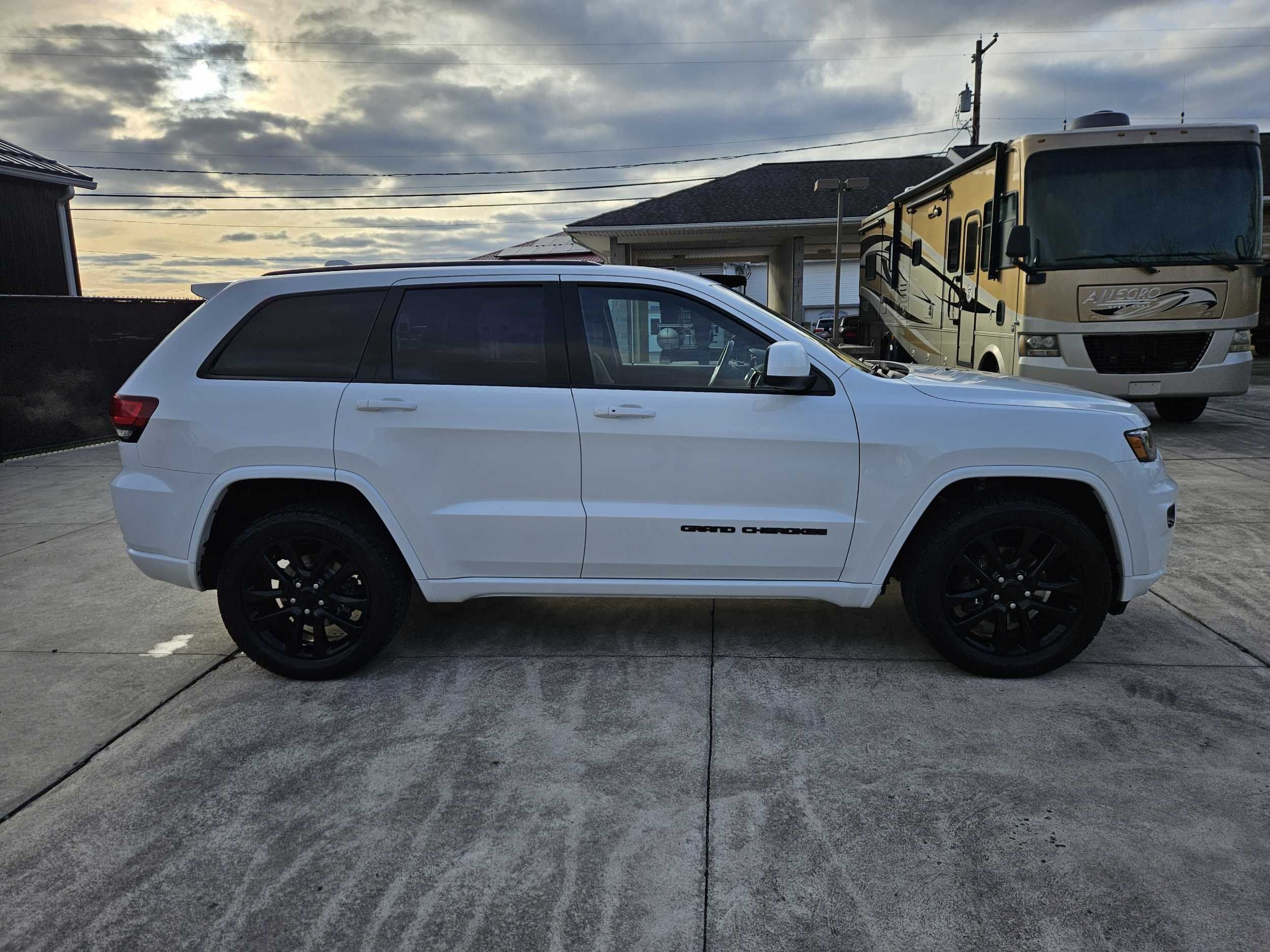 2020 Jeep Grand Cherokee Altitude photo 4