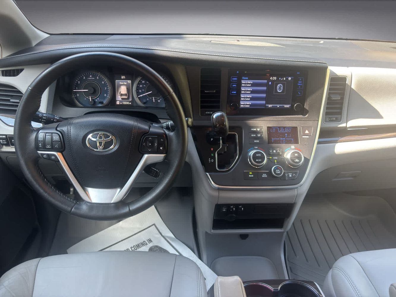2017 Toyota Sienna XLE Premium photo 13