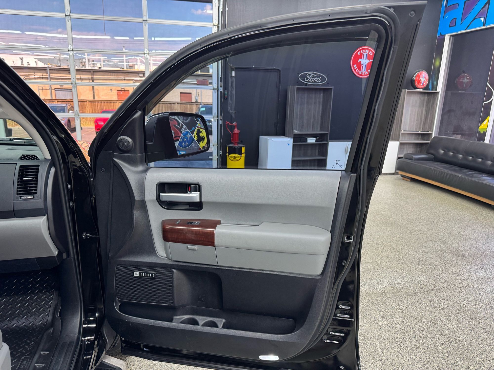 2017 Toyota Sequoia Platinum photo 23