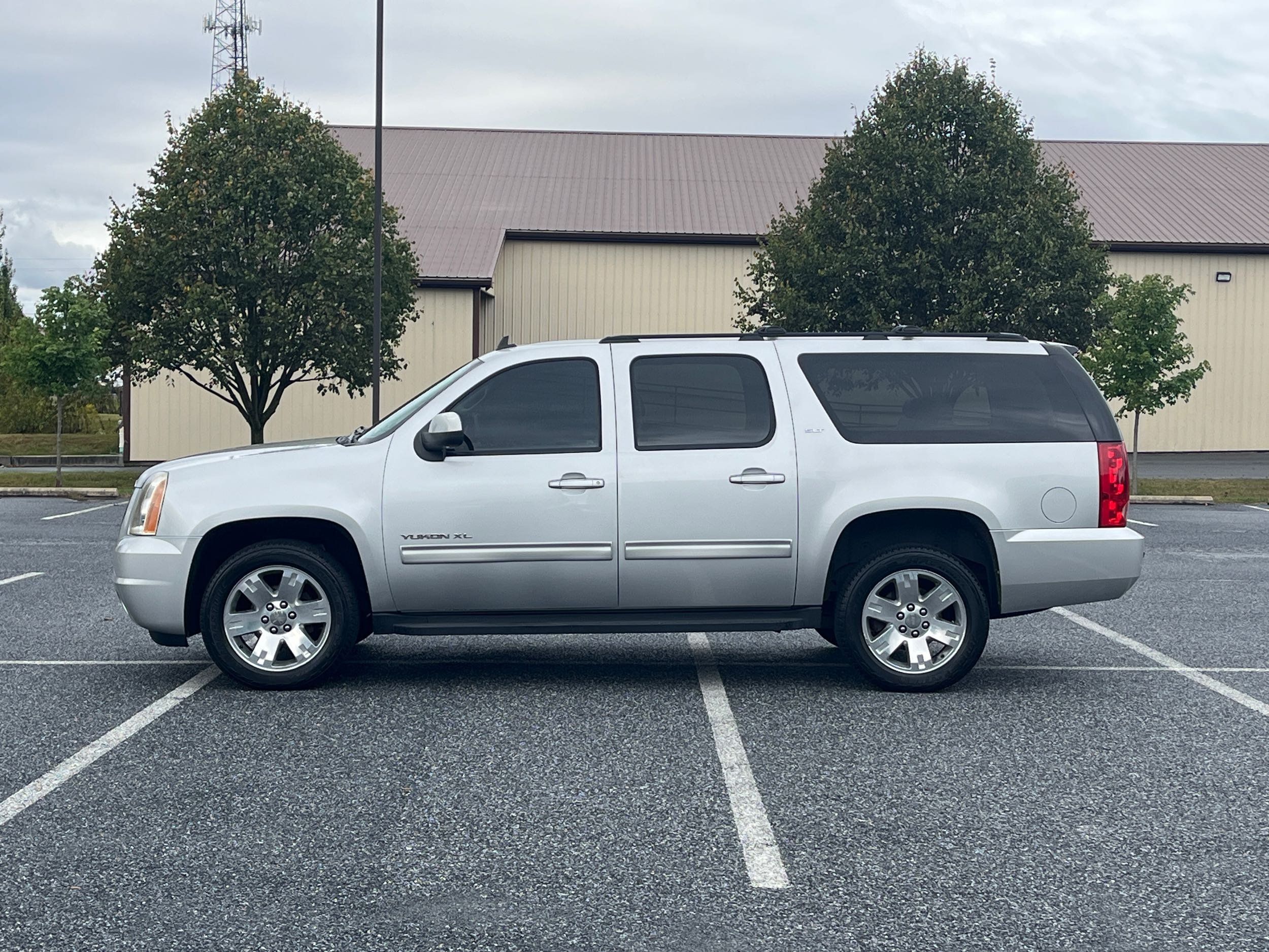 2011 Gmc Yukon XL 1500 SLT photo 4