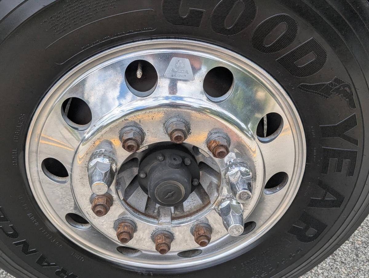 2007 Peterbilt 335 24