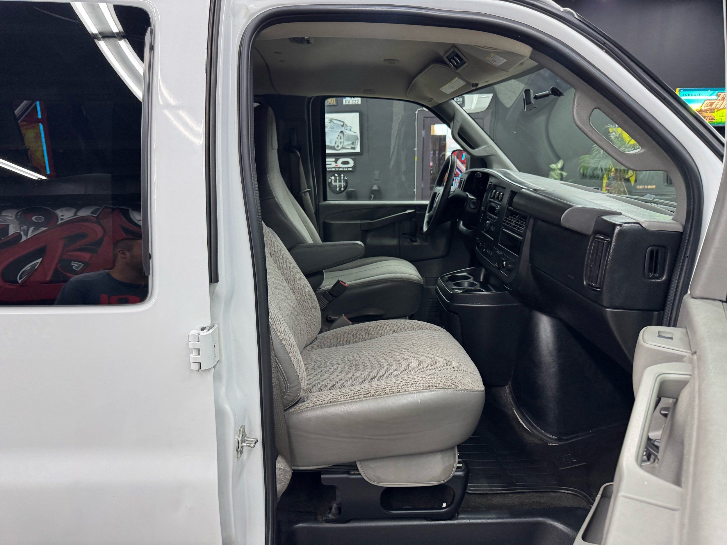 2017 Chevrolet Express Passenger LS - Photo 15