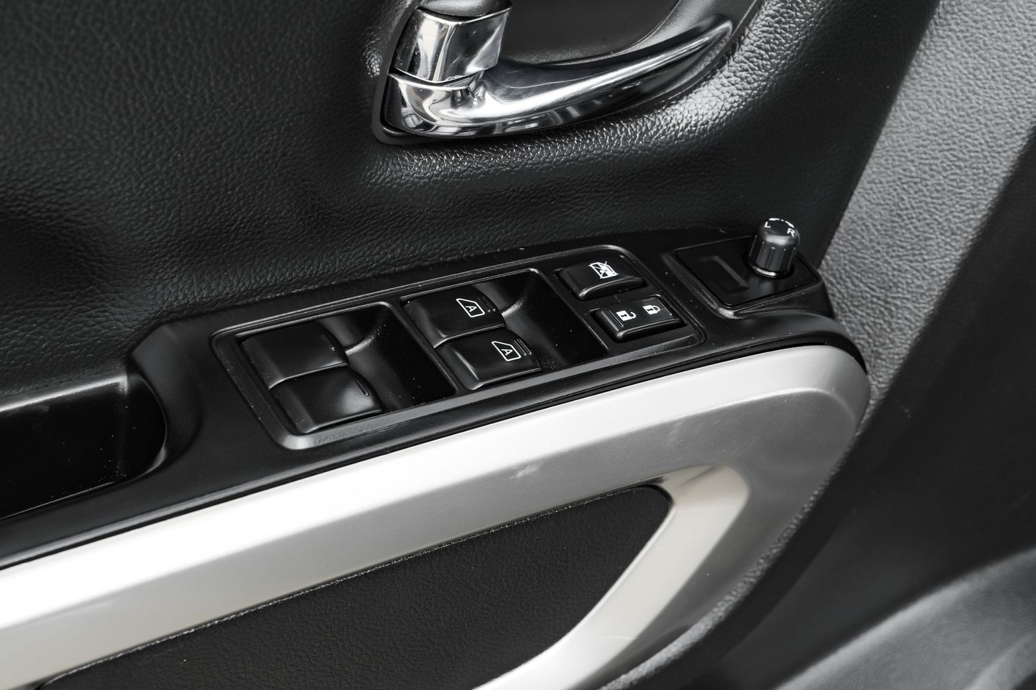 2017 Nissan Titan SL photo 39