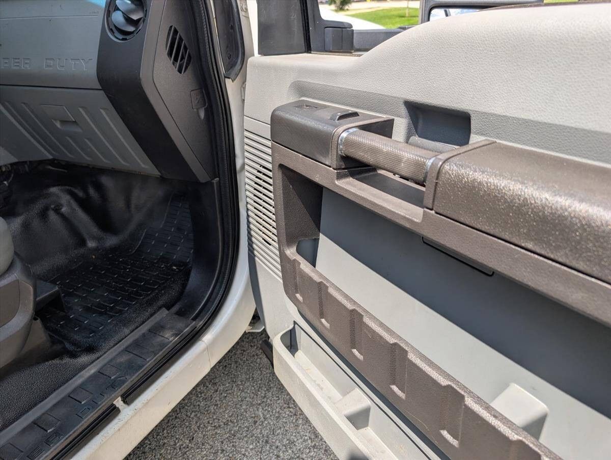 2011 Ford F-550 Super Duty 30