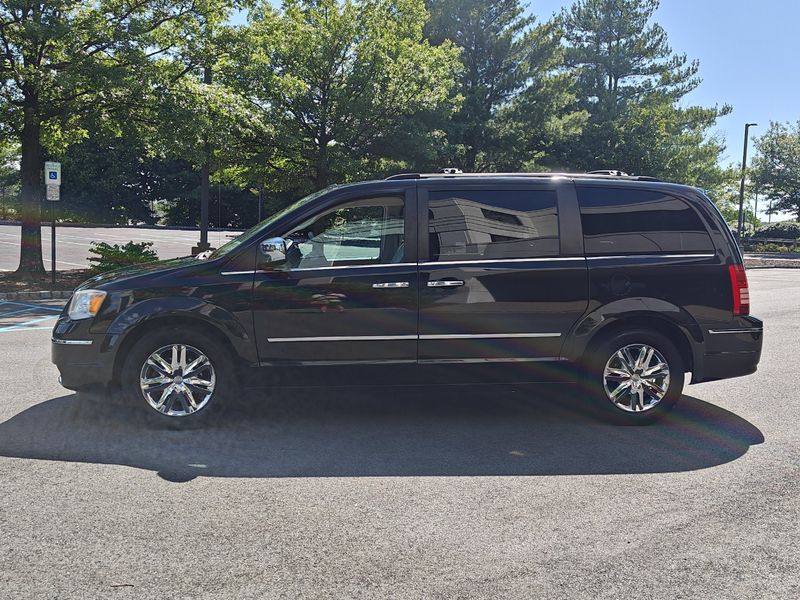 2010 Chrysler Town and Country Photos