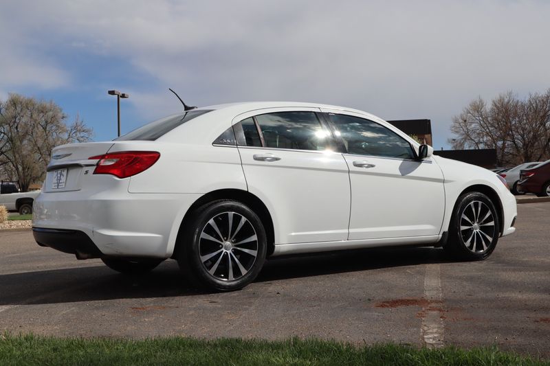 2013 Chrysler 200 Photos