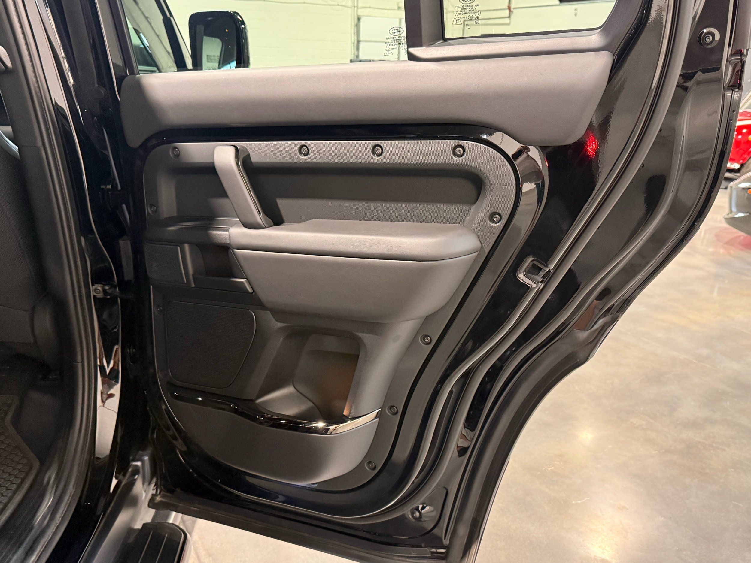 2026 Land Rover Defender P635 OCTA Black, photo 19