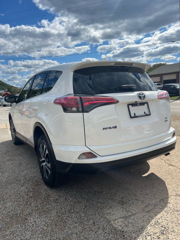 2018 Toyota RAV4 LE photo 4
