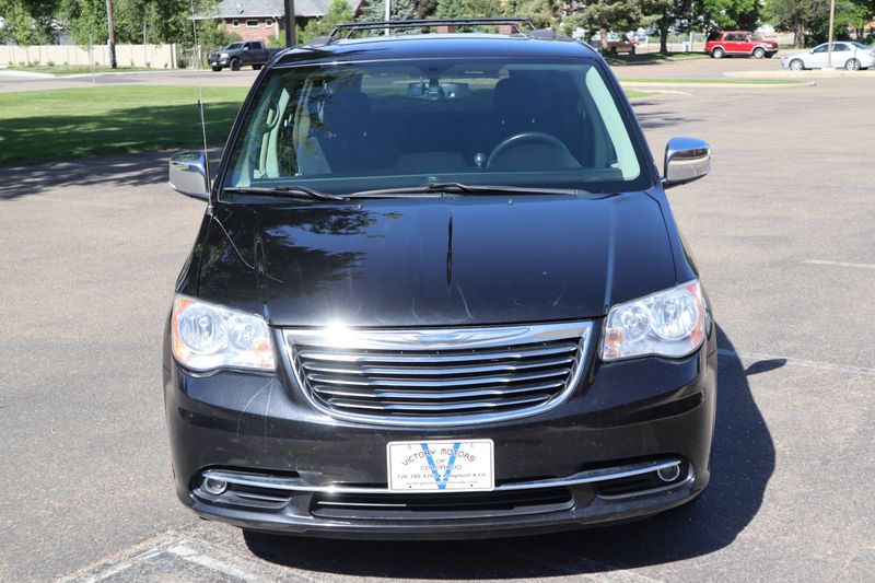 2014 Chrysler Town and Country Photos