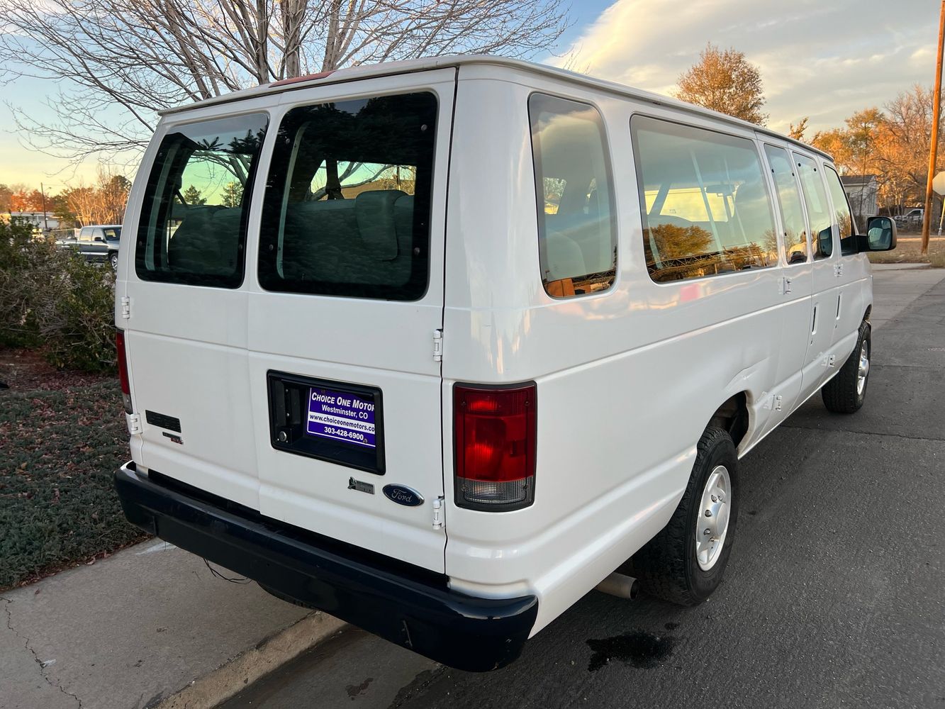 2010 Ford E-Series Econoline Wagon XLT photo 4