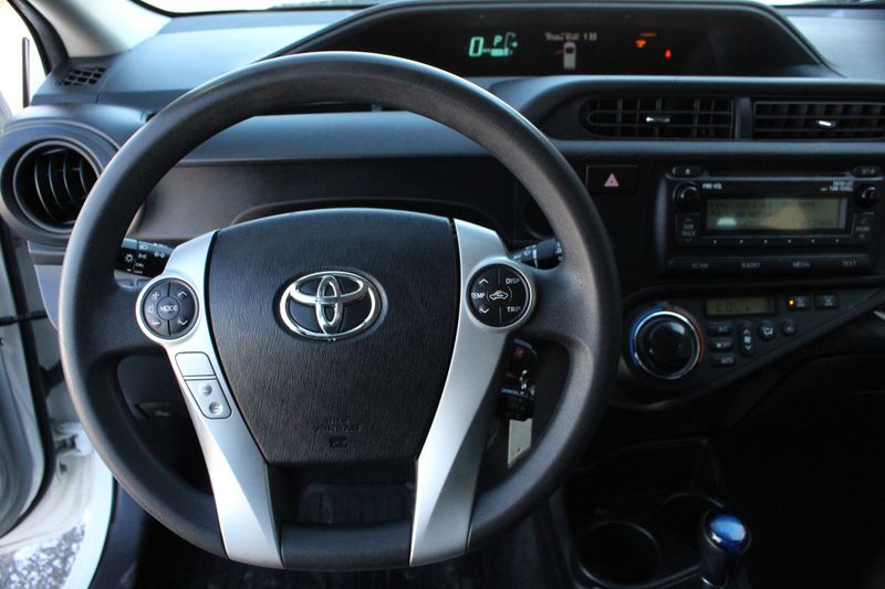 2014 Toyota Prius c Photos