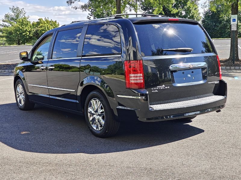 2010 Chrysler Town and Country Photos