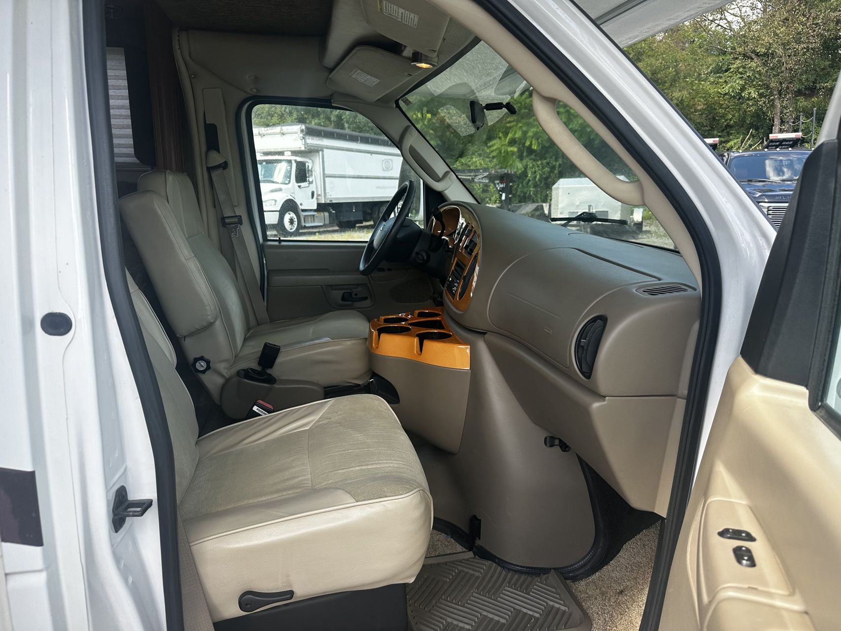 2006 Ford E-450 17