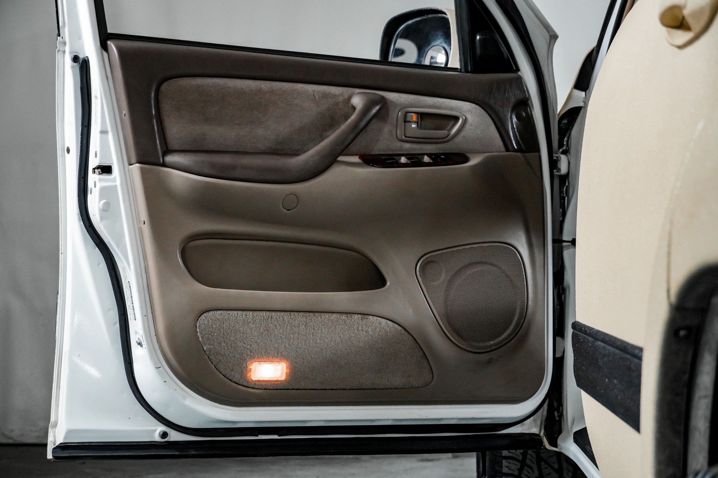 2004 Toyota Sequoia SR5 - Photo 32