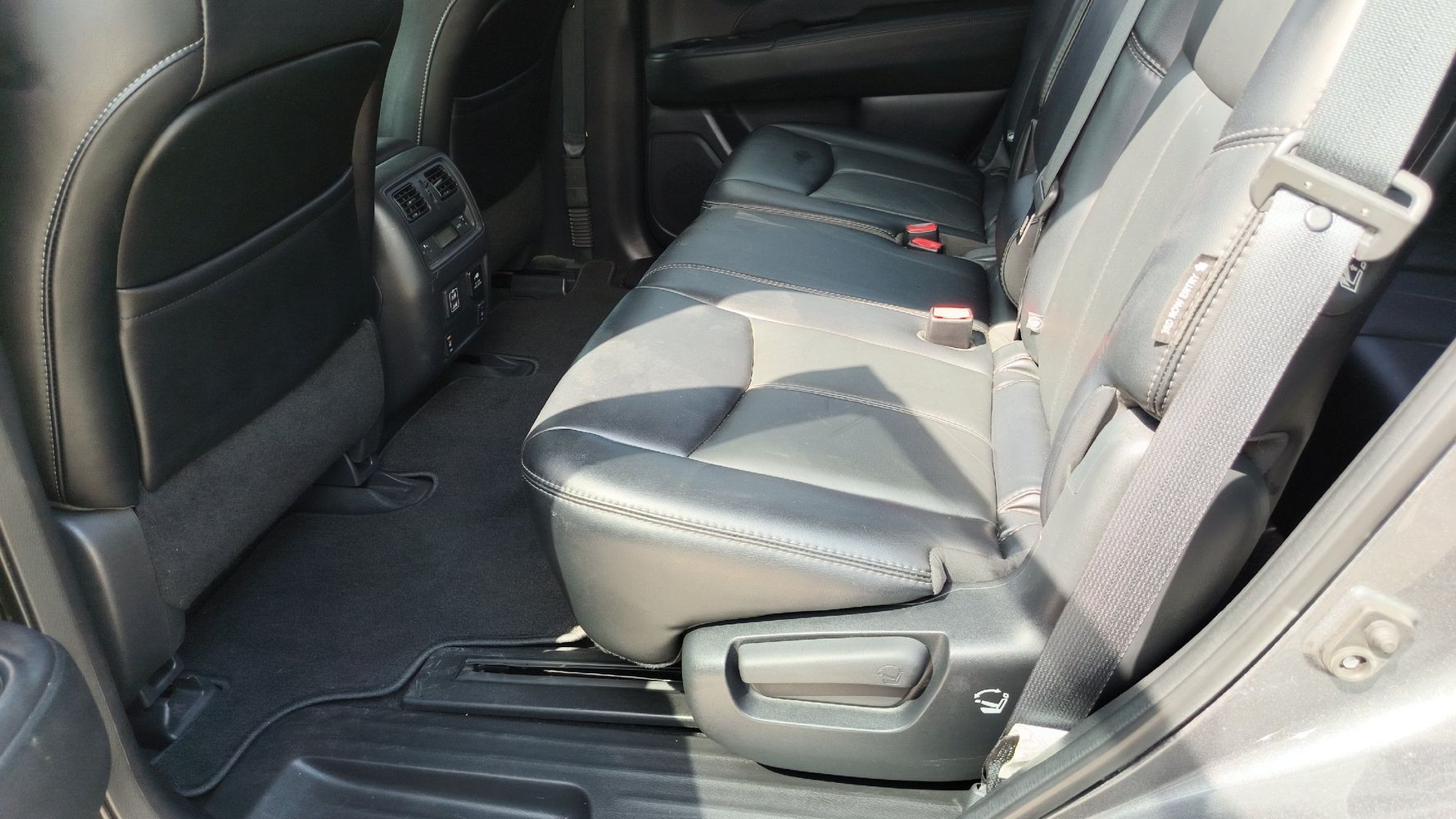 2018 Nissan Pathfinder SL photo 9