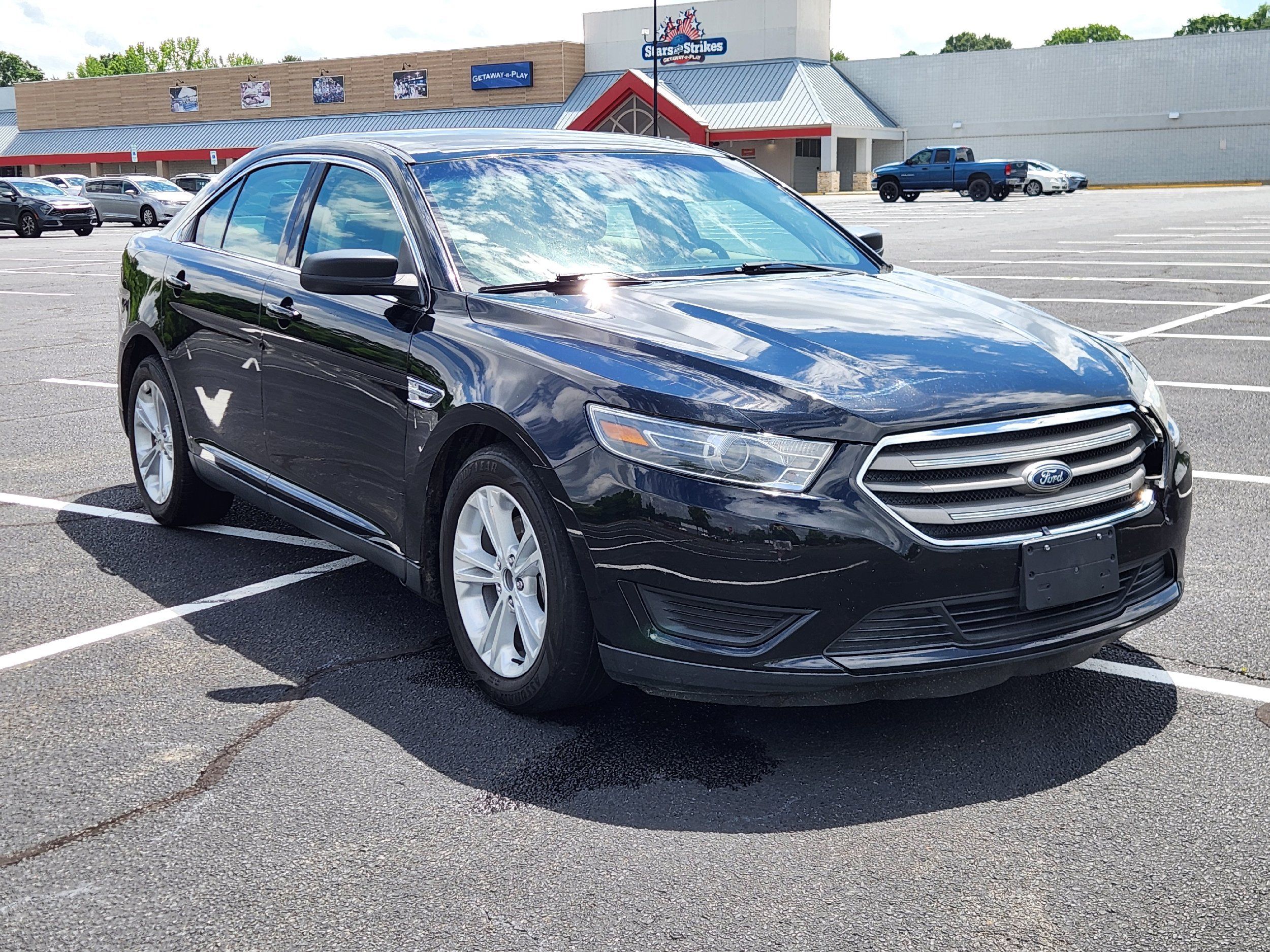 2016 Ford Taurus SE FWD's photo