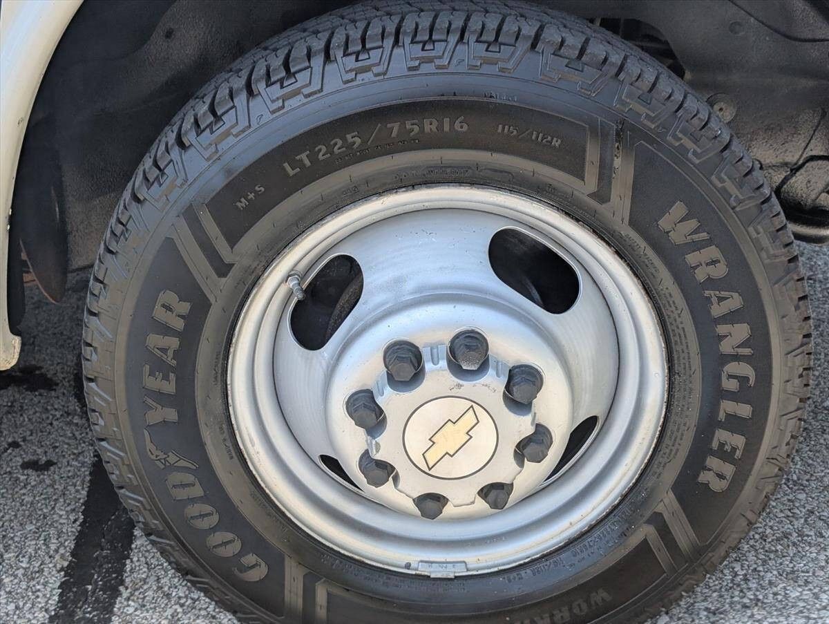 2008 Chevrolet Express Cutaway 18