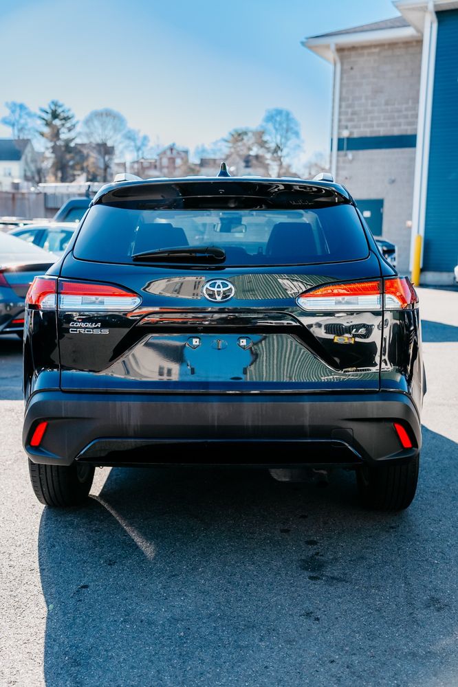 2022 Toyota Corolla Cross LE photo 3