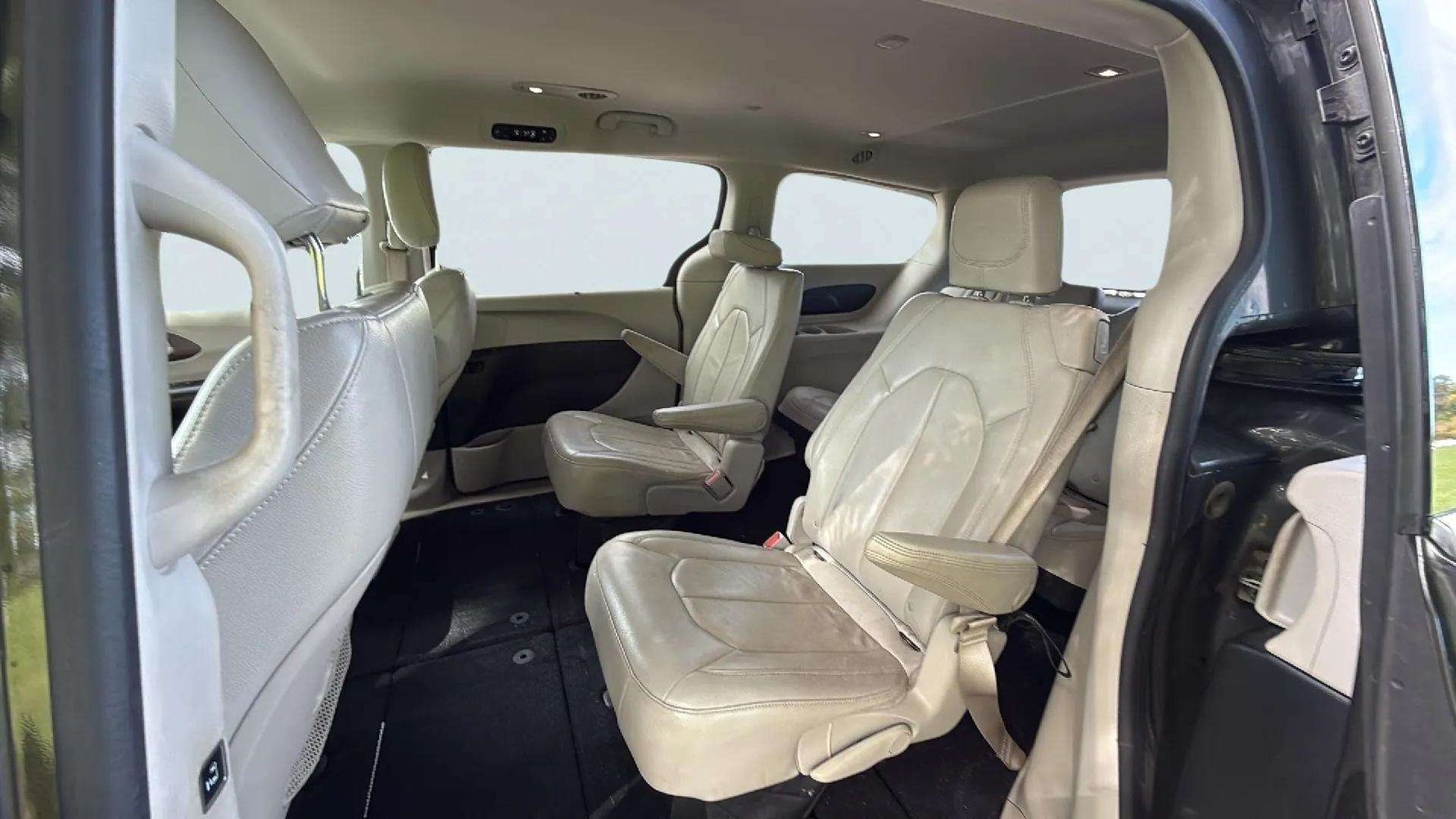 2017 Chrysler Pacifica Touring L photo 15