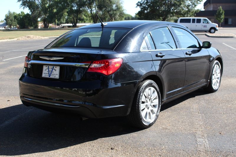 2014 Chrysler 200 Photos