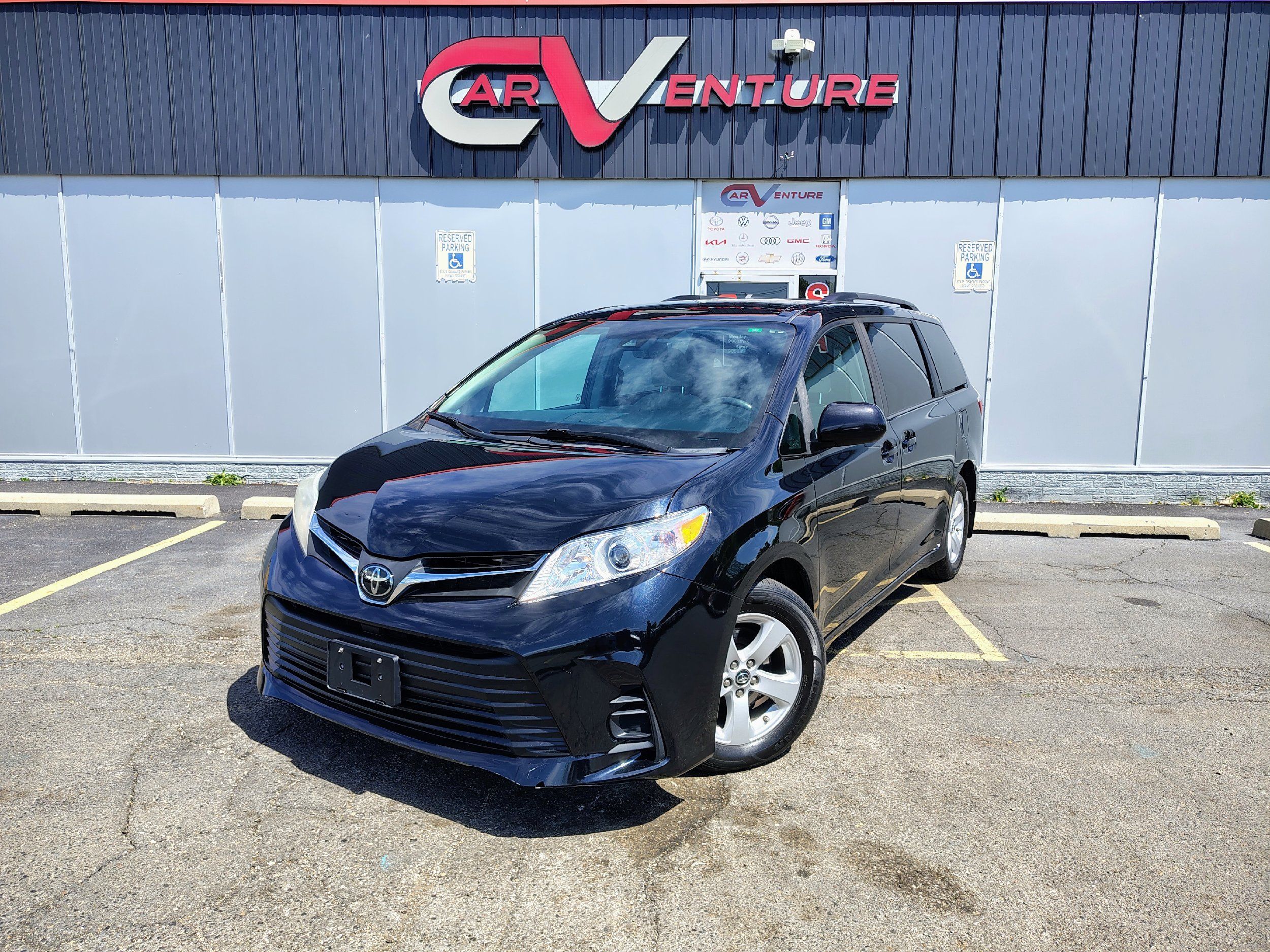 2019 Toyota Sienna LE V6 8-Passenger's photo