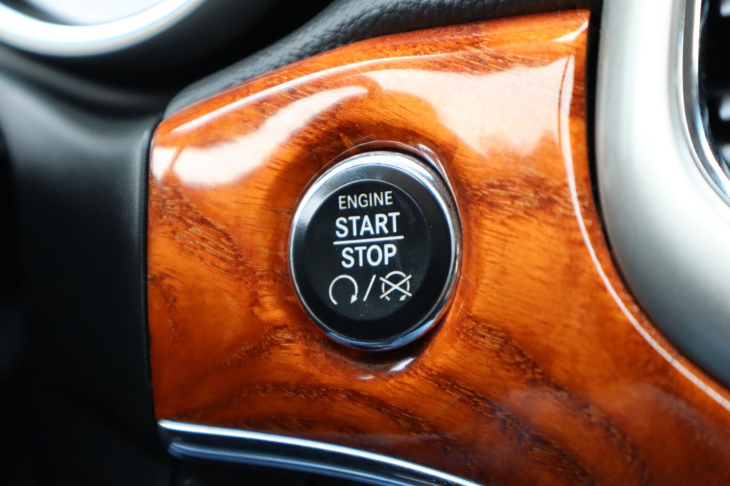 2013 Jeep Grand Cherokee Overland Victory Motors of Colorado