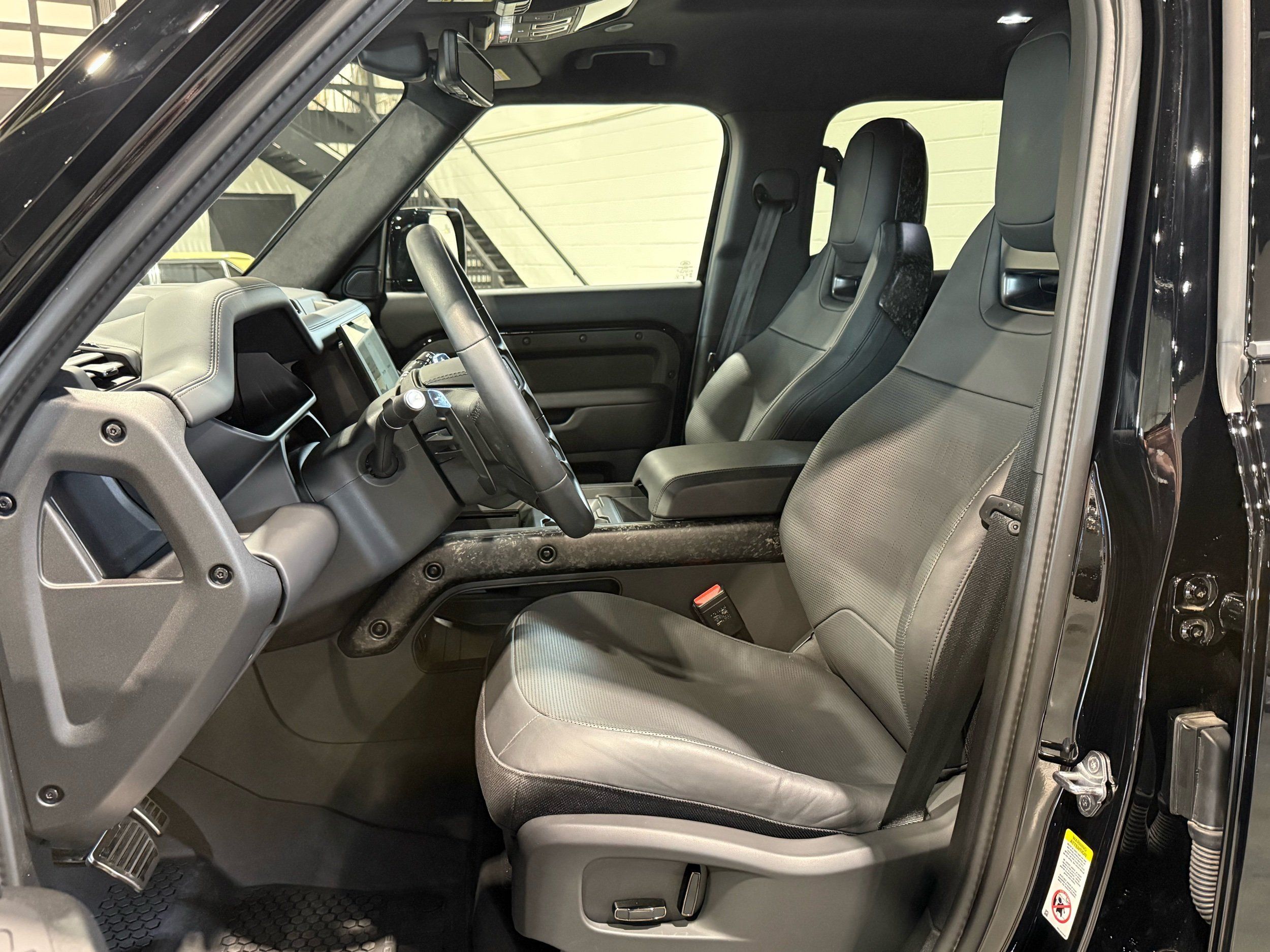 2026 Land Rover Defender P635 OCTA Black, photo 11