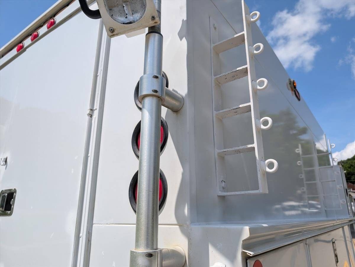 2011 Ford F-550 Super Duty 44