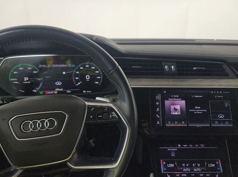 2021 Audi e-tron Premium photo 7