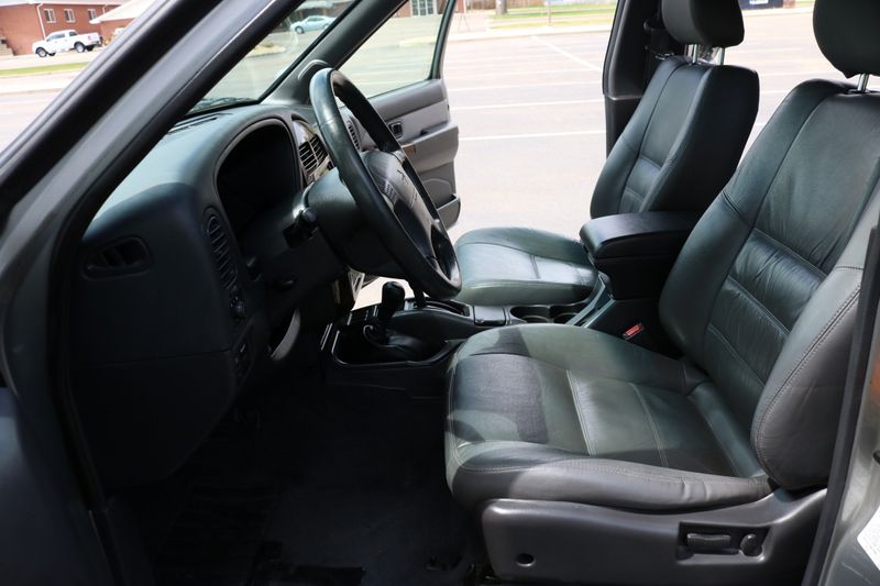 るーむ 2000 Nissan Pathfinder LE | Victory Motors of Colorado