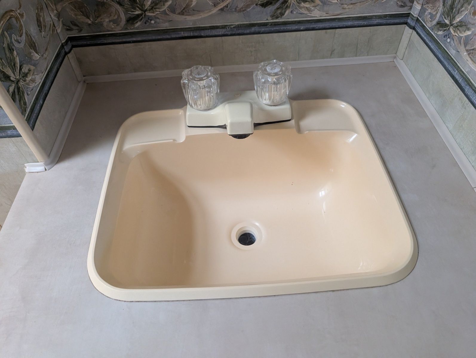 2004 Ford E-Series Chassis 103