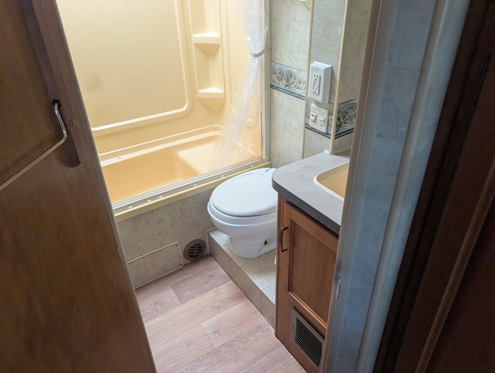 2004 Ford E-Series Chassis 93