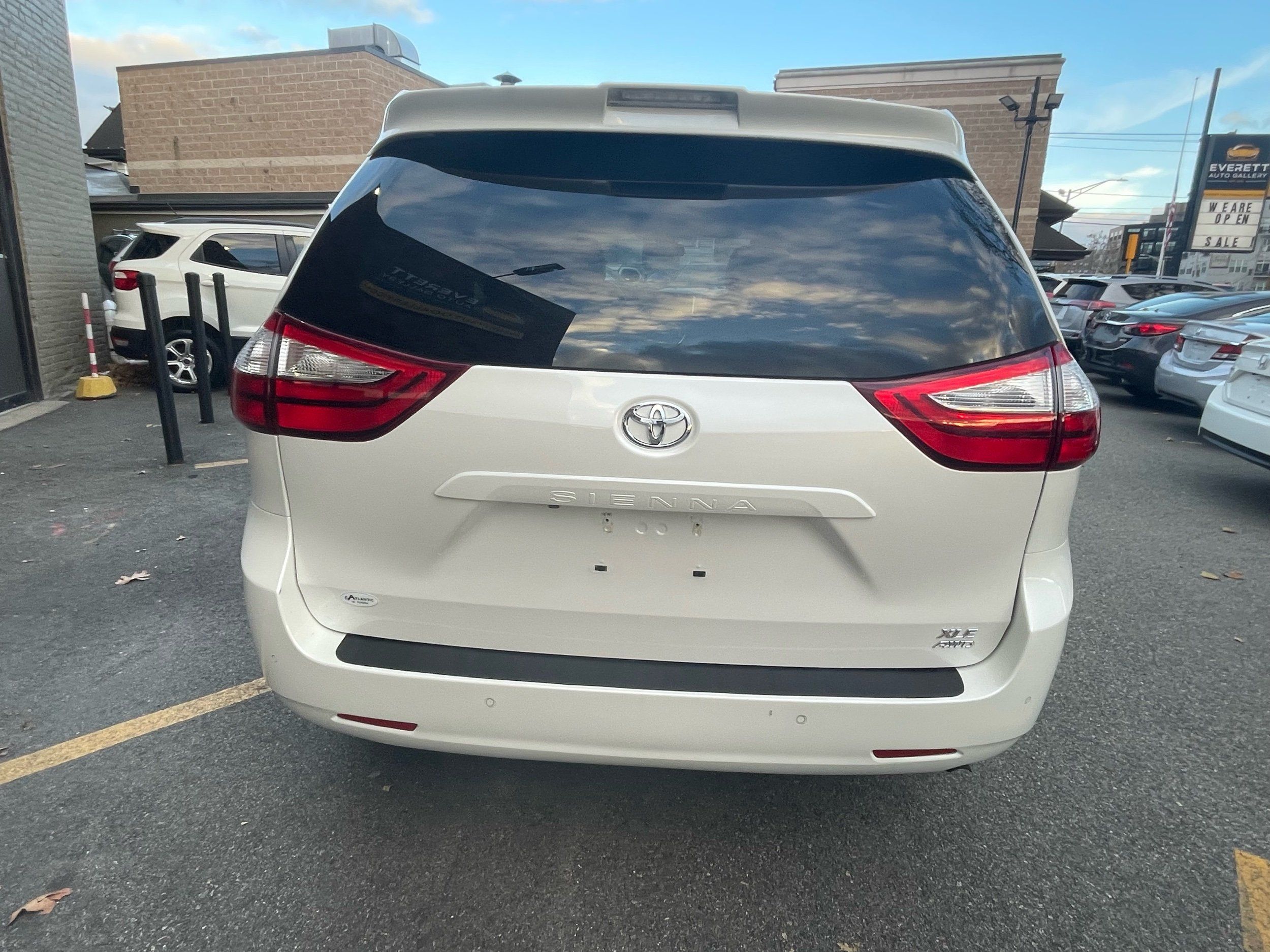 2019 Toyota Sienna XLE Premium photo 4