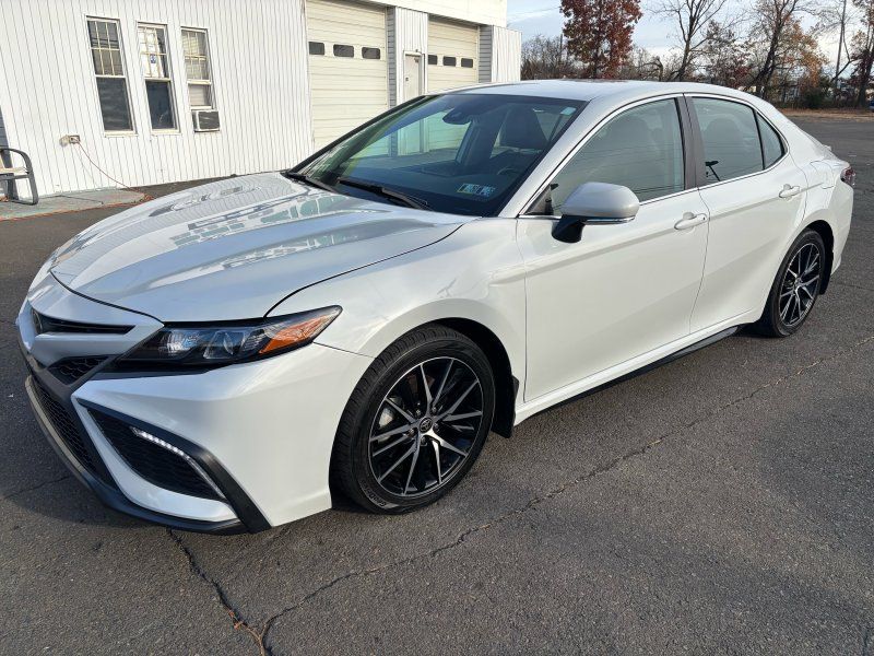 2022 Toyota Camry SE's photo