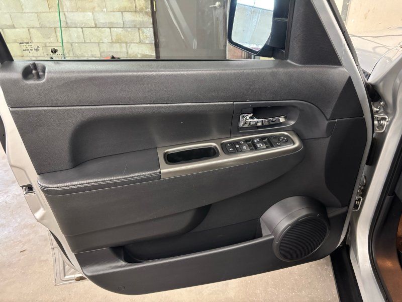 2012 Jeep Liberty Limited Jet Edition - Photo 6