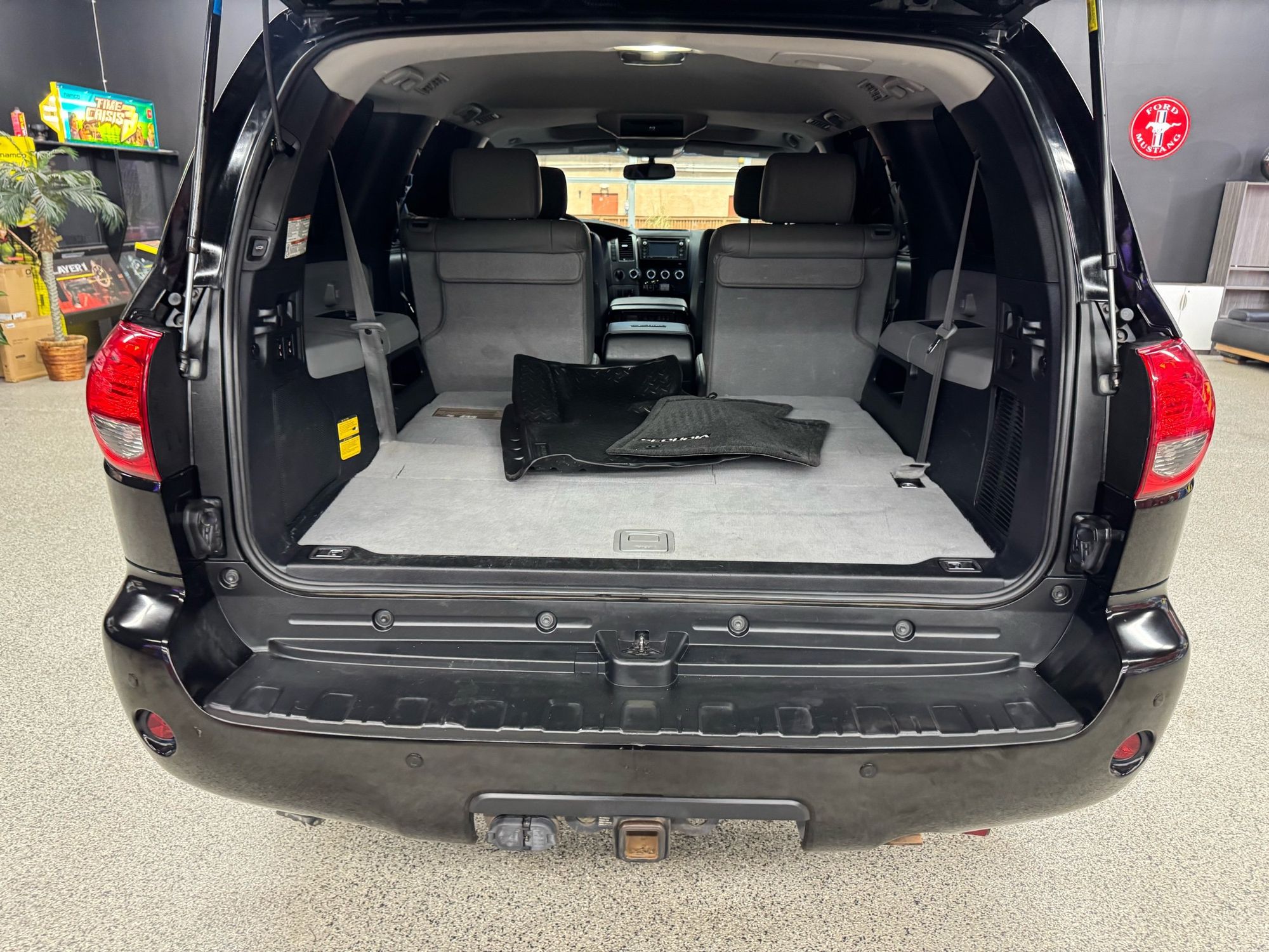 2017 Toyota Sequoia Platinum photo 18