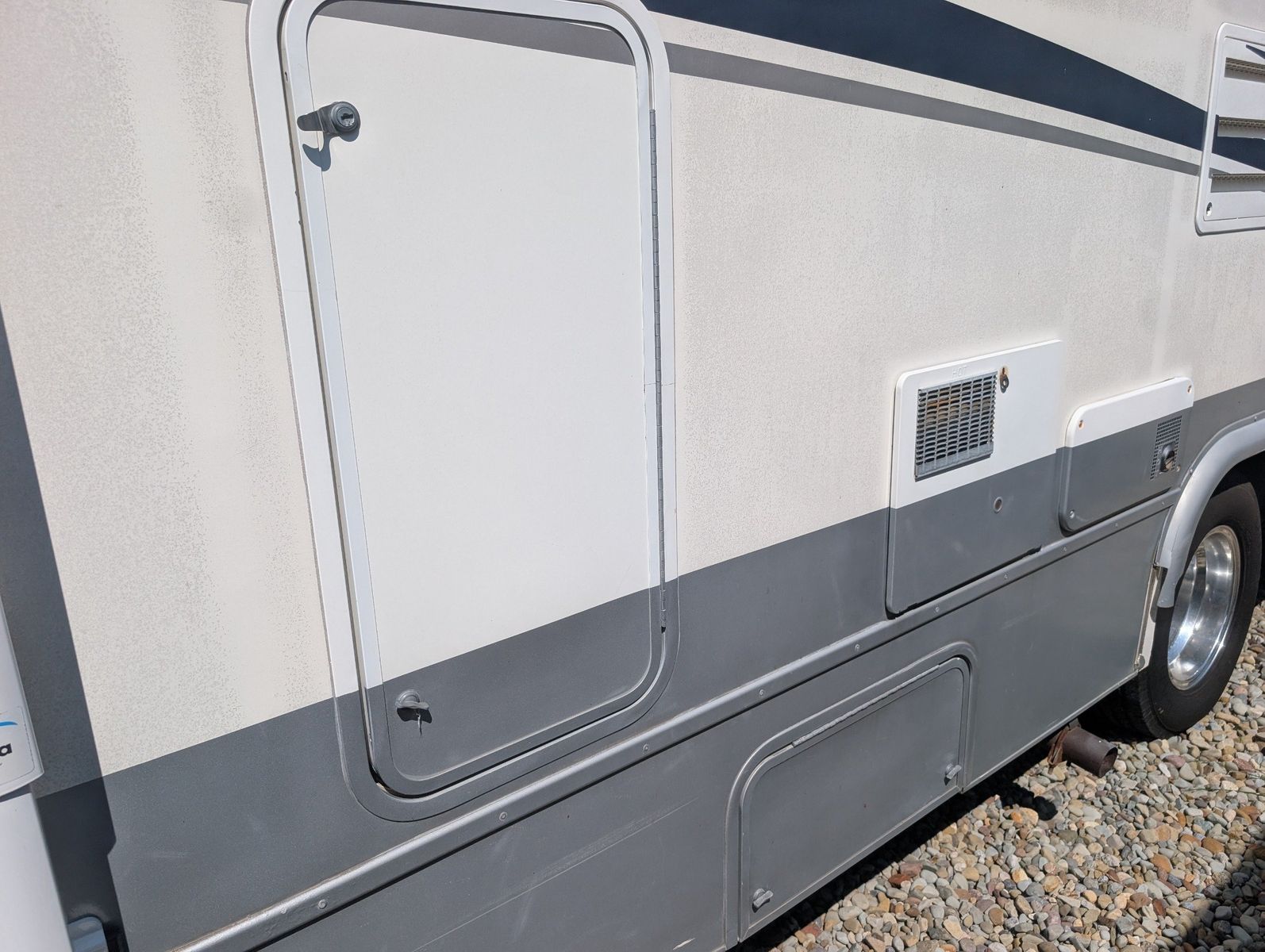 2004 Ford E-Series Chassis 56